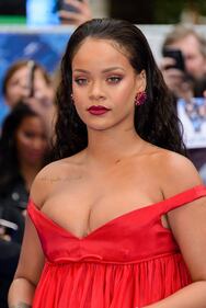 Rihanna, sexy scollatura sul red carpet 12