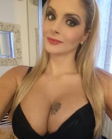 Francesca Cipriani diventa un procace Babbo Natale 9