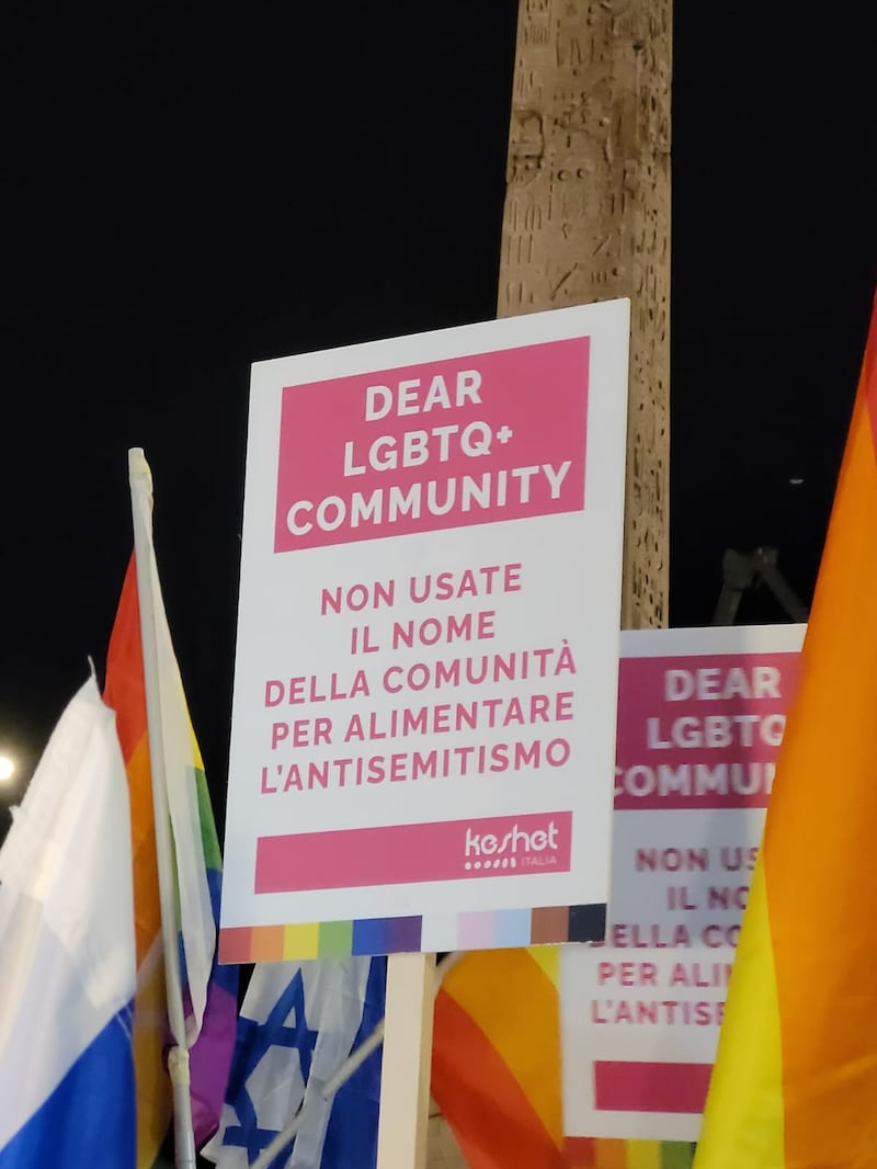 Cartelli pro-Israele rivolti alla comunità Lgbt: "Condannare Hamas senza se e senza ma" 2