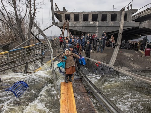 Corridoi umanitari trappola: portano gli ucraini in Russia. Centomila orfani da salvare