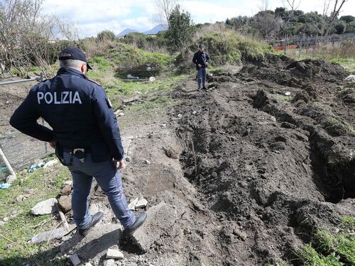 Napoli, studenti si scattano i "selfie" dove è stato trovato un morto