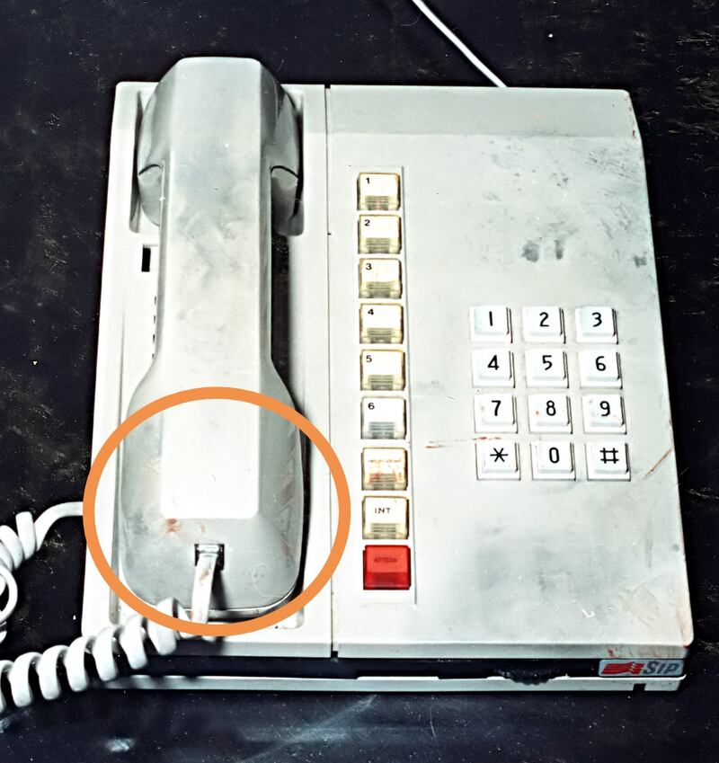Il telefono con le tracce di sangue dell'assassino 