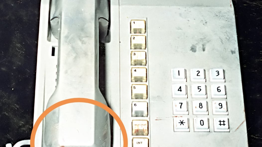 Il telefono con le tracce di sangue dell'assassino