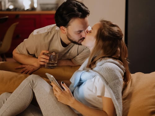 Migliora il sistema immunitario, abbassa il colesterolo, riduce l'ansia: 10 motivi per baciarsi