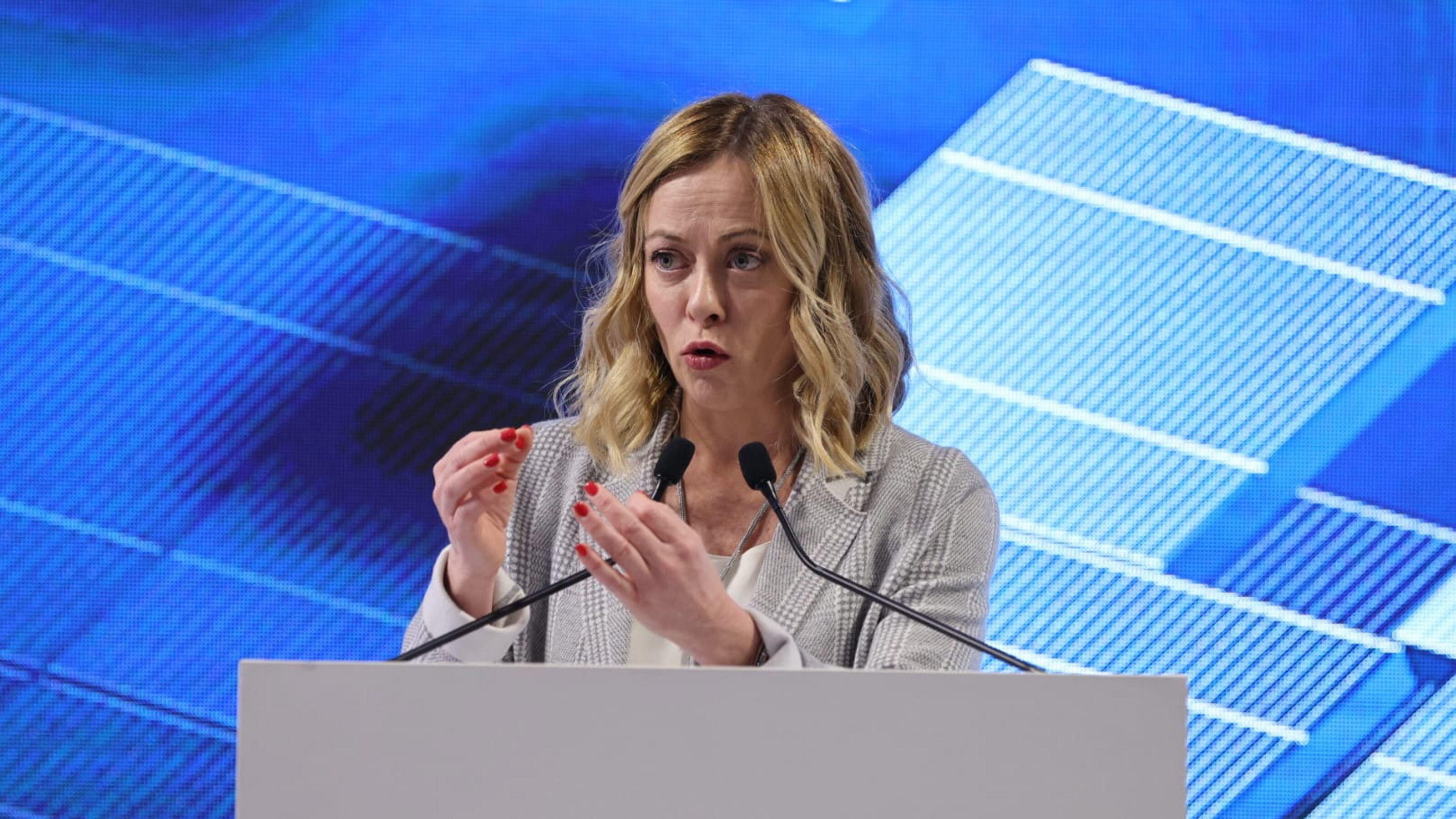 Giorgia Meloni punge De Luca che non usa i soldi