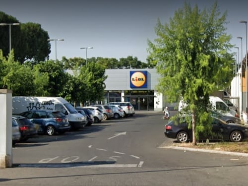 Firenze, magrebino non rispetta fila alla Lidl e aggredisce vigilante
