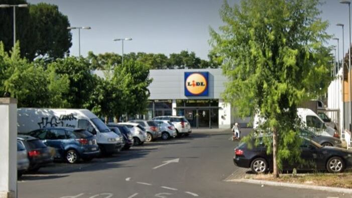 Firenze, magrebino non rispetta fila alla Lidl e aggredisce vigilante