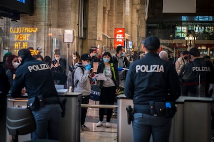 Code e controlli in Stazione Centrale 6