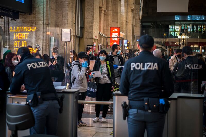 Code e controlli in Stazione Centrale 6