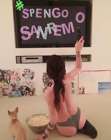 Naike Rivelli nuda tra i colori su Instagram 10