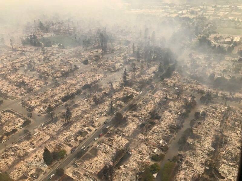 La California brucia: proclamato lo stato di emergenza 8