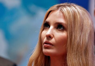 Ivanka Trump elegante in rosso: i bimbi giocano con la gonna 9