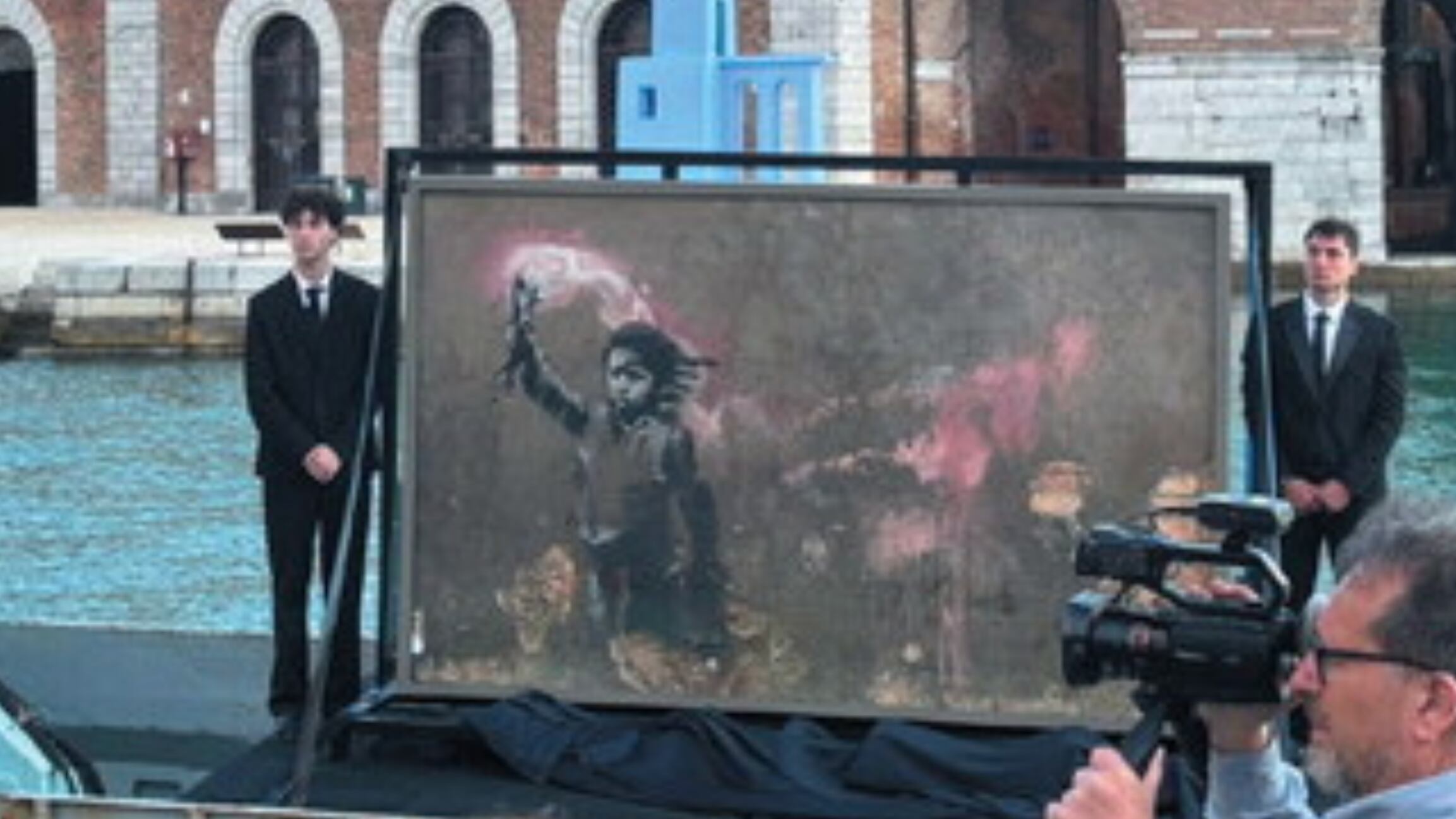 Un salvataggio a regola d'arte trasporta Banksy in giro per i canali