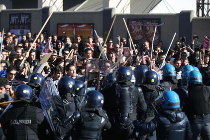 Bologna, calci e uova contro la polizia 7