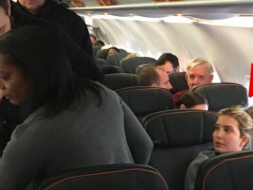 Insulta Ivanka Trump sull'aereo. Passeggero viene fatto scendere