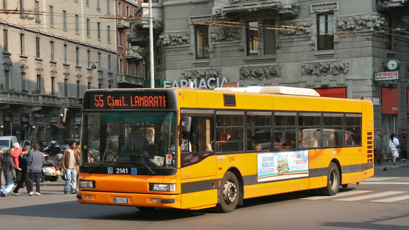 Chiede a sordomuto di spostarsi per farla salire sul bus ma lui non sente, ucraina lo schiaffeggia