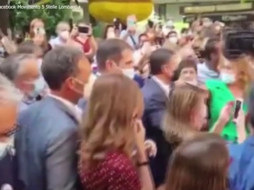 "Sei un assassino...": l'assedio della folla contro Conte