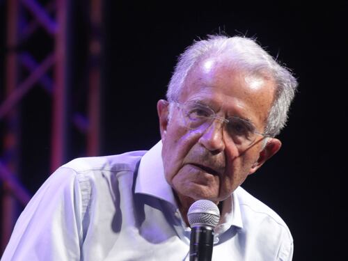 "Parla proprio lui...". Delmastro inchioda Prodi sulle accuse di "obbedienza" alla Meloni
