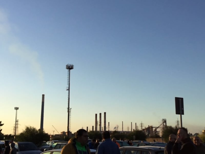 Taranto, gli operai di Arcelor Mittal e dell'indotto davanti ai cancelli 1