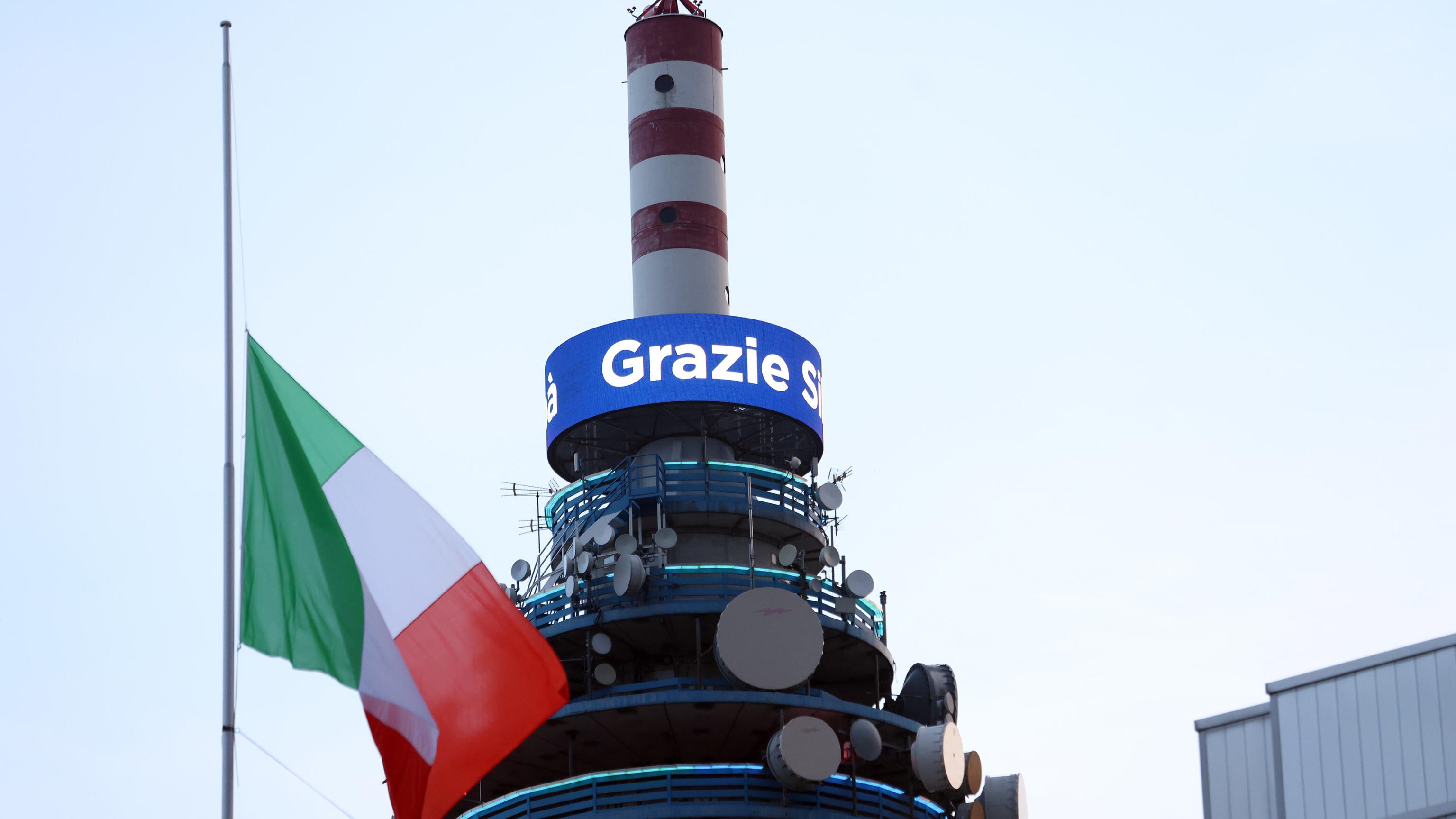 "Quante risate con te...". Ecco i necrologi più belli e toccanti per Silvio Berlusconi