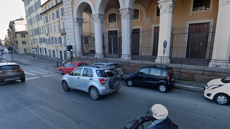 Rapina gelateria e ferisce dipendente con un taglierino