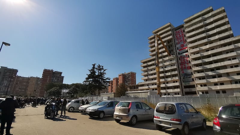 Scampia, al via l'abbattimento della vela verde 2