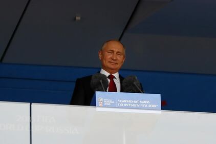 Putin in tribuna consola il principe saudita dopo il 5-0 2