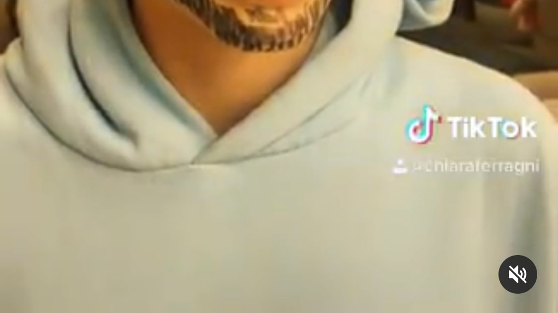 I Ferragnez in quarantena e Chiara si trasforma in Post Malone: "Hai 32 anni, c'è il virus"