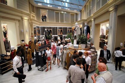 Ressa di gente all'inaugurazione del primo negozio Uniqlo in Italia 6