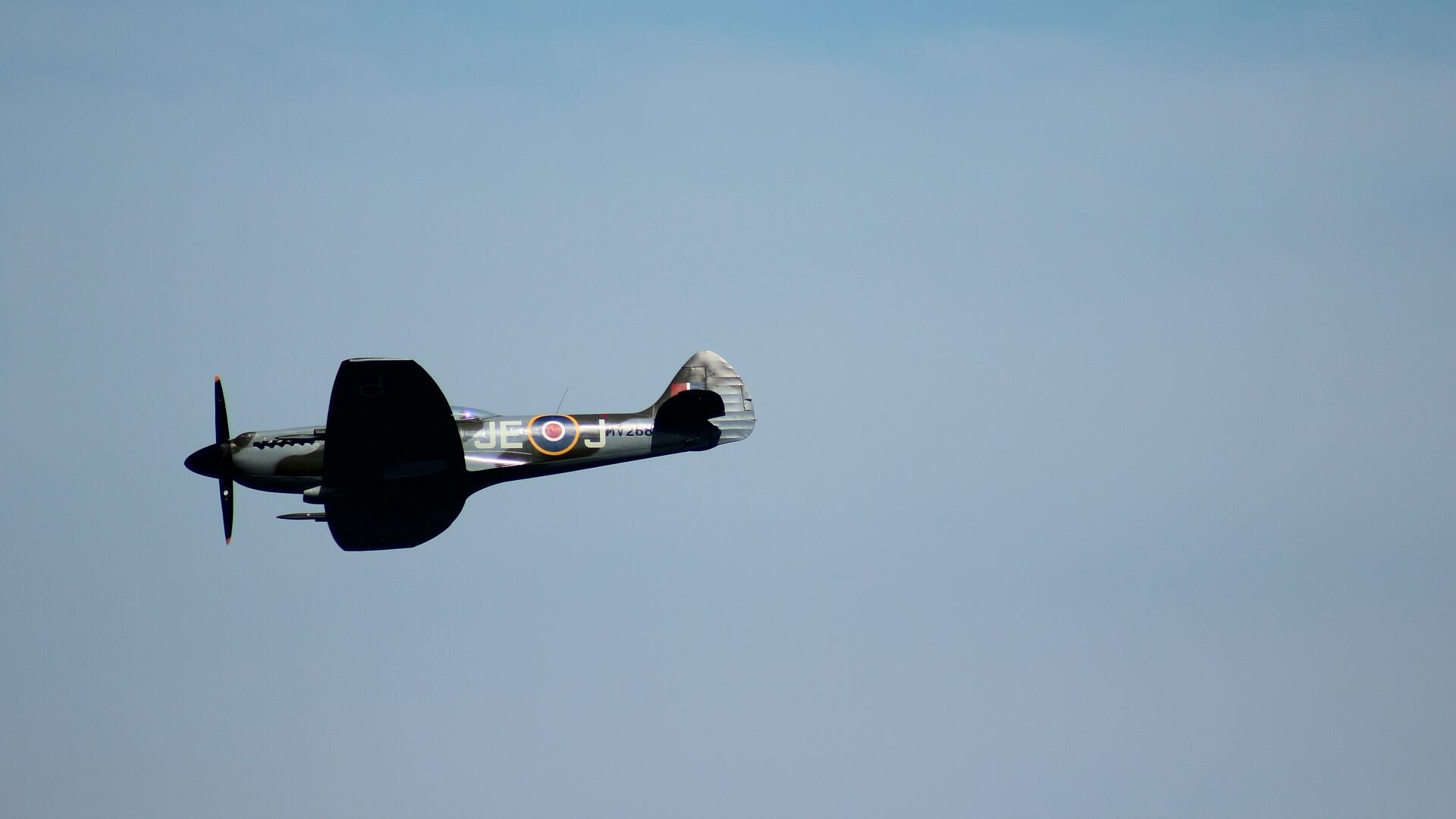 Il "Volo più lungo" è iniziato: lo Spitfire d'argento è partito per il giro del mondo