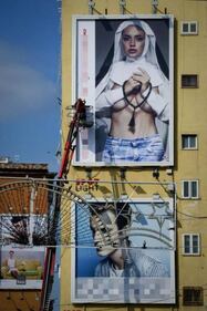 Il cartellone con la suora sexy che fa discutere a Napoli 9