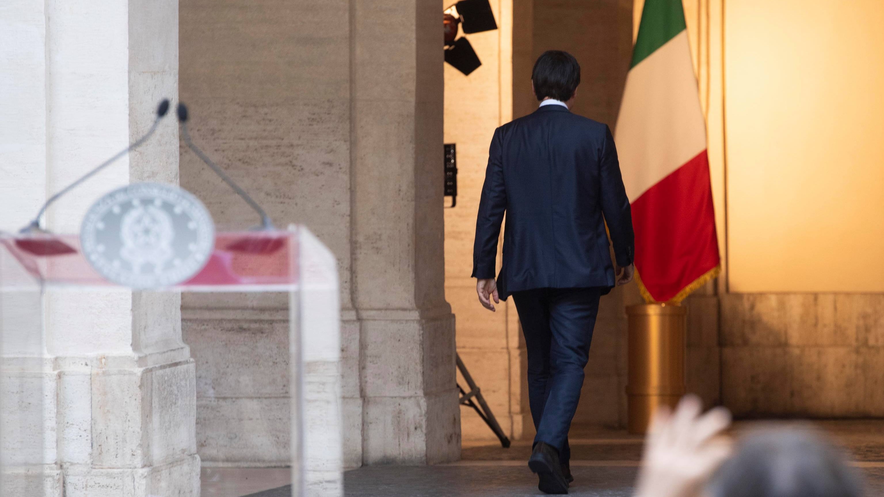 "Pronto? Non toccate Conte..." Le telefonate segrete di Grillo