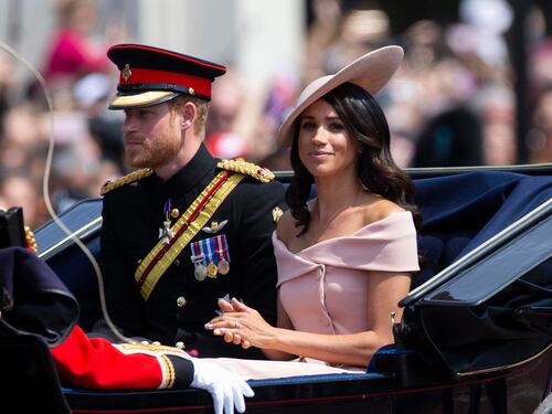 “Non c’è spazio per i sentimenti”. Il giallo su Harry e Meghan all’incoronazione di re Carlo