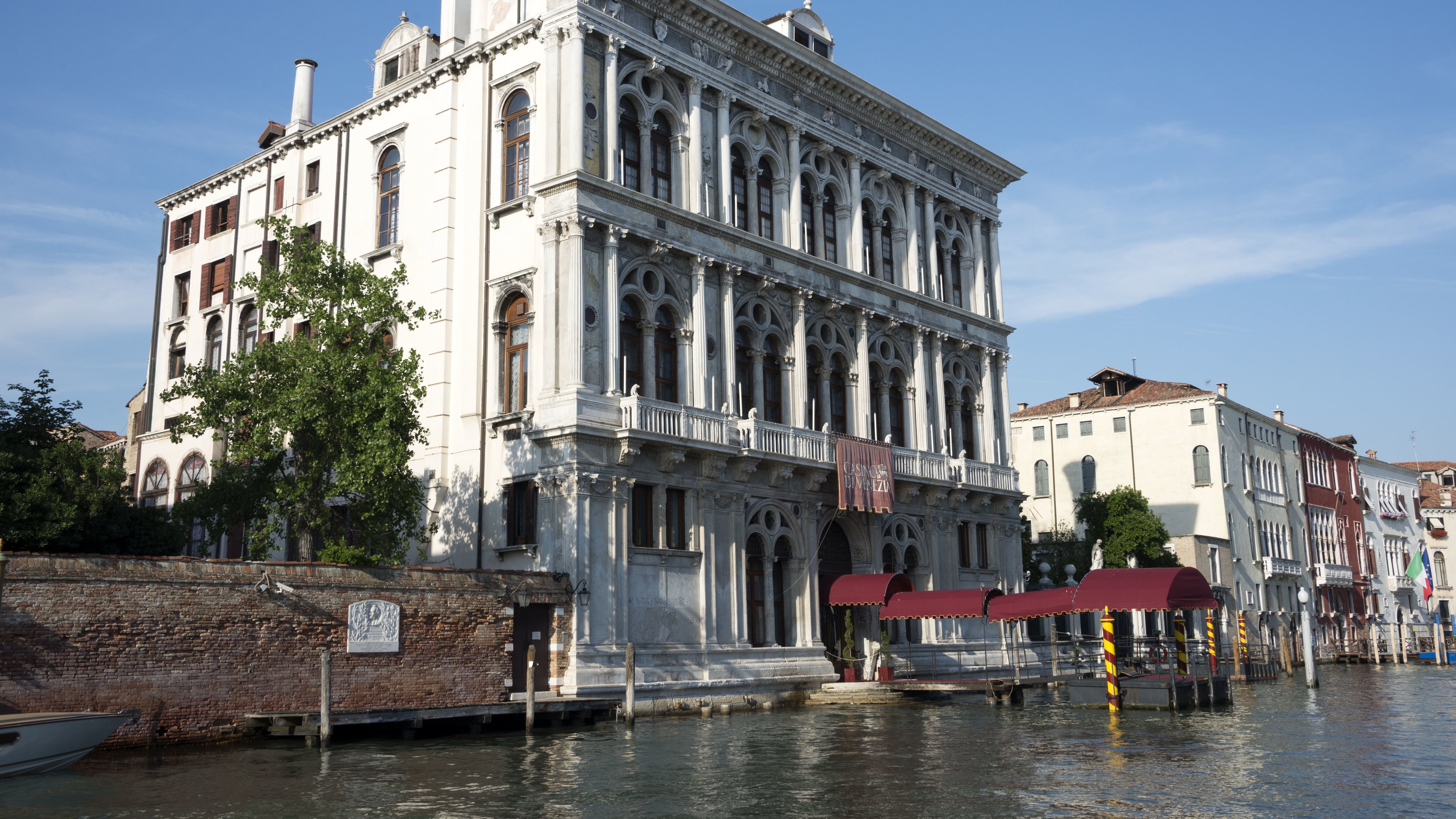 "Rien ne va plus" per i casinò in rosso