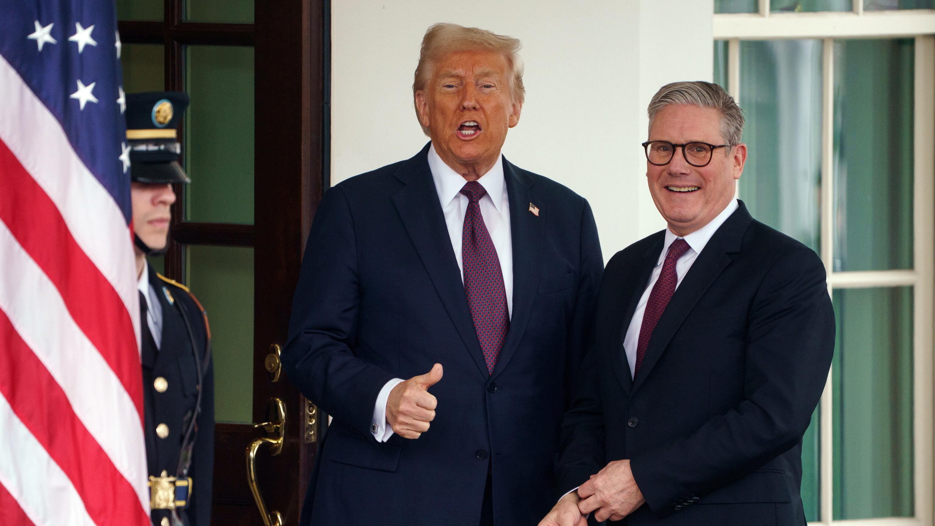Trump vede Starmer e avverte: "Kiev mai nella Nato, ma Putin manterrà la parola"