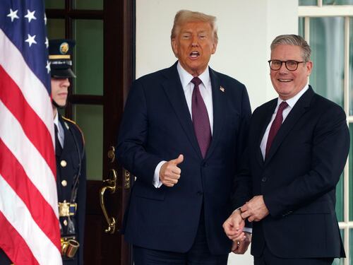Trump vede Starmer e avverte: "Kiev mai nella Nato, ma Putin manterrà la parola"