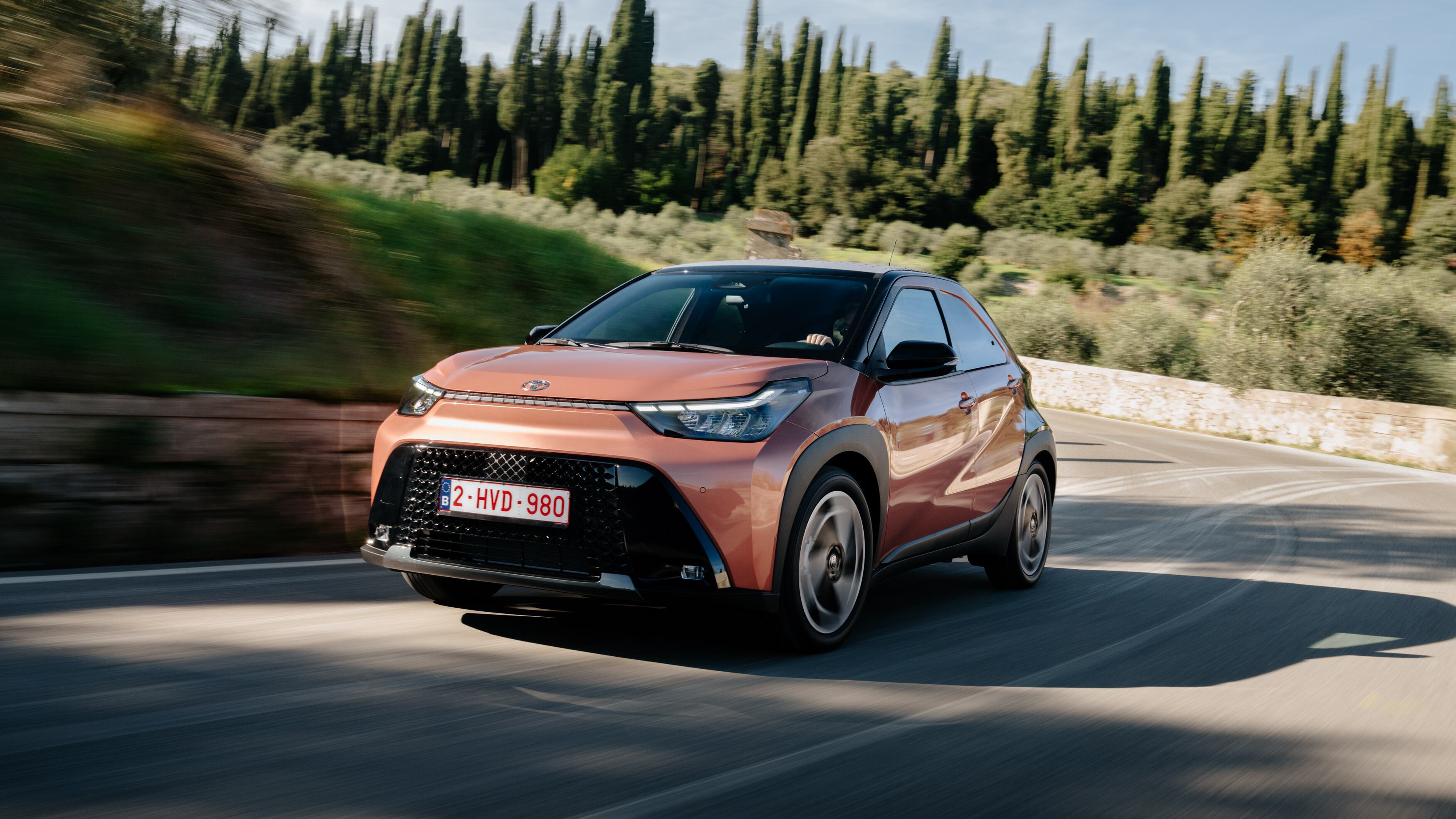Nuova Toyota Aygo X, come va la prima citycar Full Hybrid: consumi da record