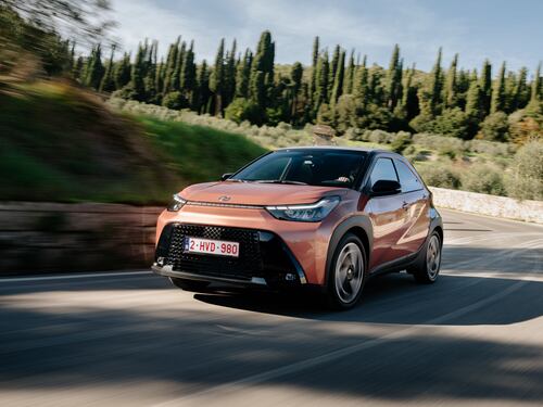 Nuova Toyota Aygo X, come va la prima citycar Full Hybrid: consumi da record