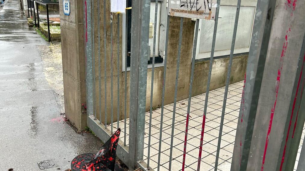 Letame e insulti contro il centro Pro Vita: raid transfemminista a Padova