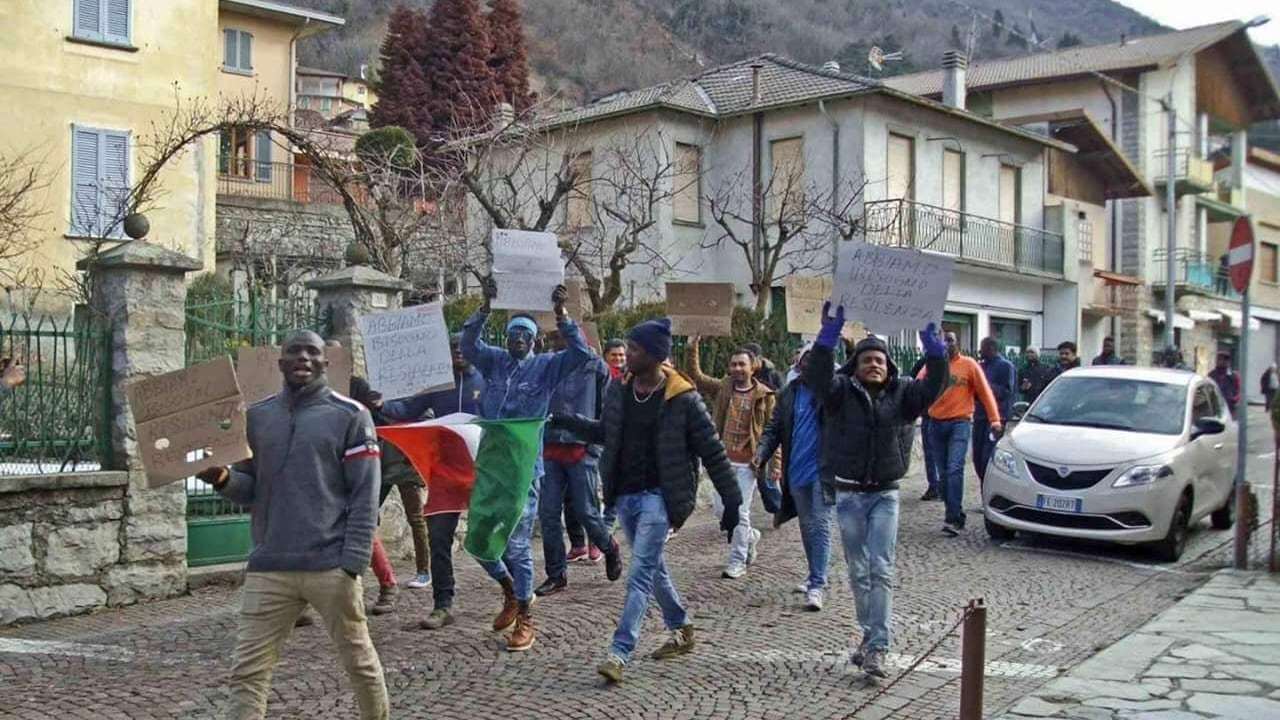 Esino, il sindaco si arrende e premia i migranti che si ribellarono