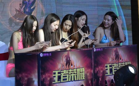 Il contest col cellulare? Solo per ragazze in bikini 1