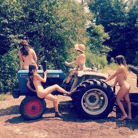 Contadine nude per salvare la loro fattoria 5