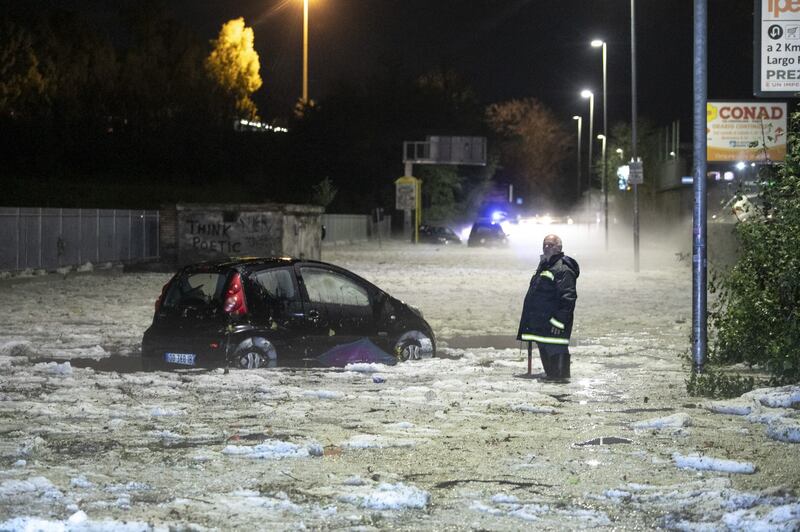 Roma in tilt per la grandine, strade inondate da acqua e ghiaccio 4