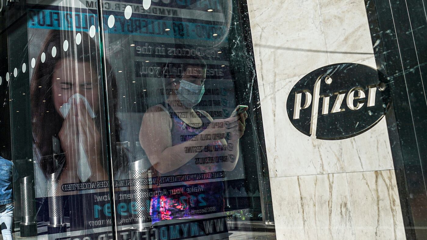 Vaccino, Pfizer vuole via libera. Trump: "Hanno aspettato ora"