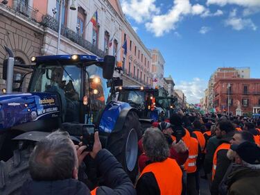I gilet arancioni in piazza a Bari 4