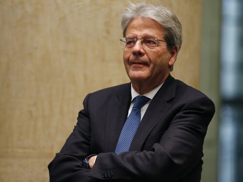 Migranti, Gentiloni replica a Renzi: "Giuste le politiche di Minniti"