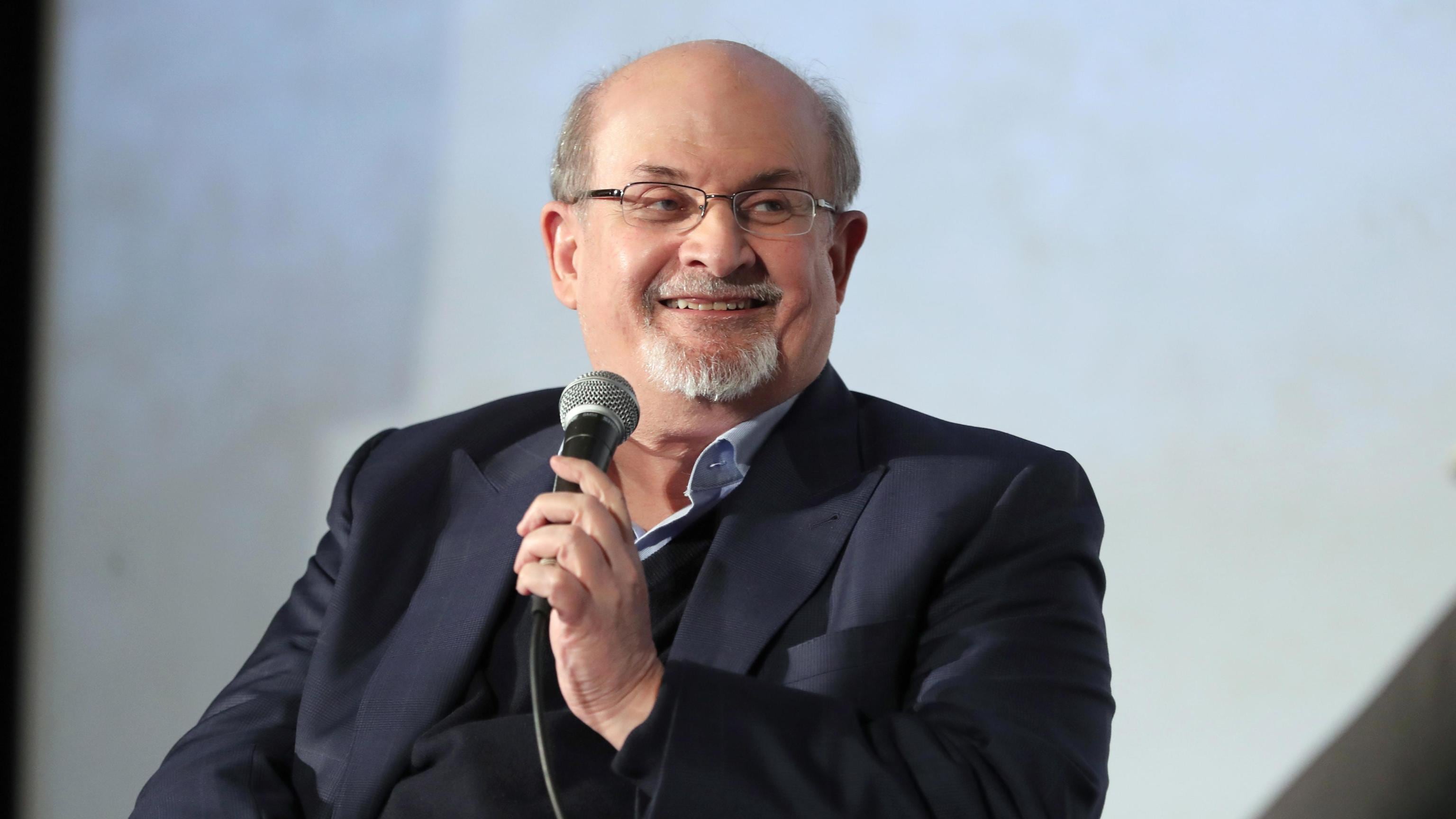 Rushdie accoltellato sul palco "Ferito al collo, ma è vivo"
