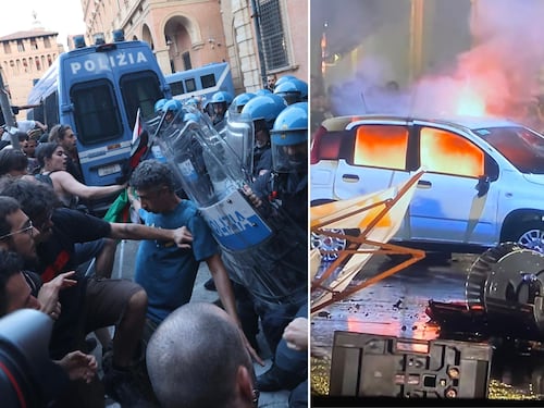 Bologna, scontri al corteo per Fakir. Lancio di bottiglie, bombe carta e auto bruciate dagli antagonisti. Cori contro gli agenti: "Assassini"