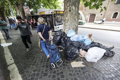 Roma, sciopero rifiuti: il disagio per le vie della città 19