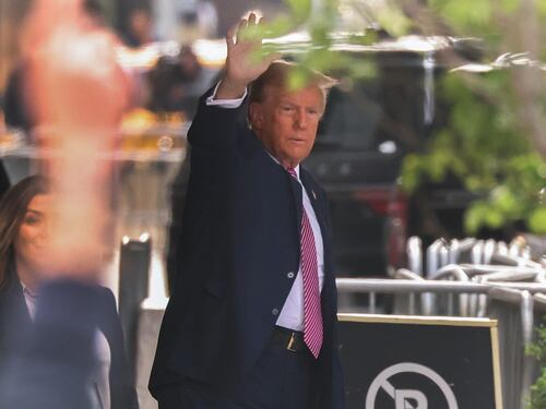 Processo Trump, scelti i 12 giurati popolari. E un uomo si dà fuoco fuori dal tribunale